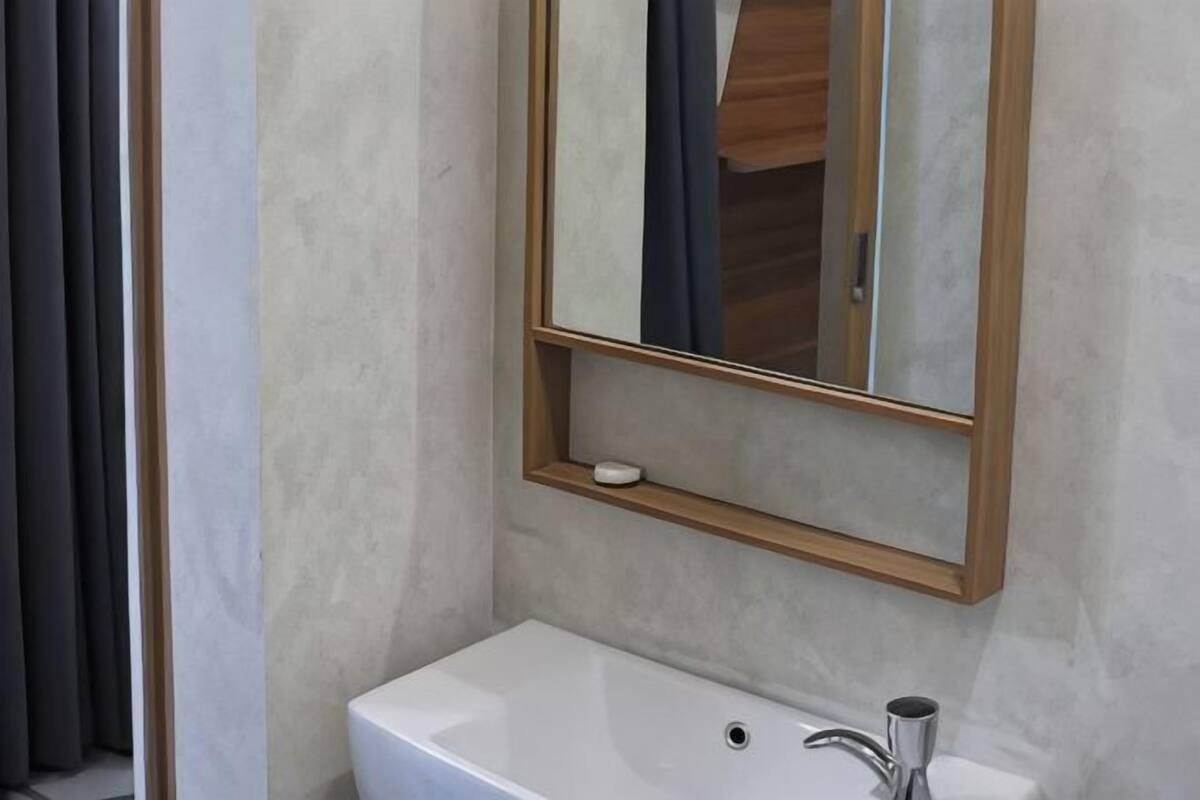 Shower, free toiletries, towels