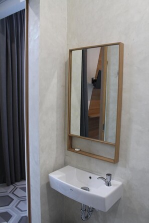 Shower, perlengkapan mandi gratis, dan handuk