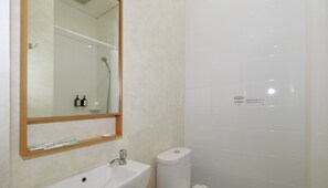 Room, 1 King Bed | Bathroom | Shower, free toiletries, towels - Casa Living Senayan (Jakarta)