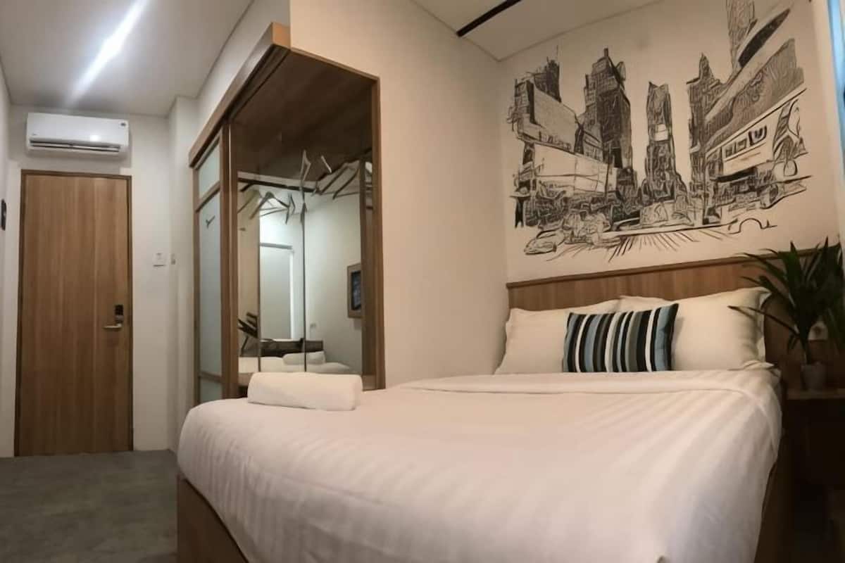 Desk, free WiFi, bed sheets