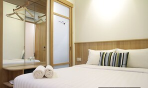 Desk, free WiFi, bed sheets - Casa Living Senayan (Jakarta)