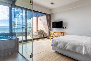 Deluxe Double Room, Sea View | Desk, soundproofing, free WiFi, bed sheets - Kenting seawall Inn 112 (Hengchun)