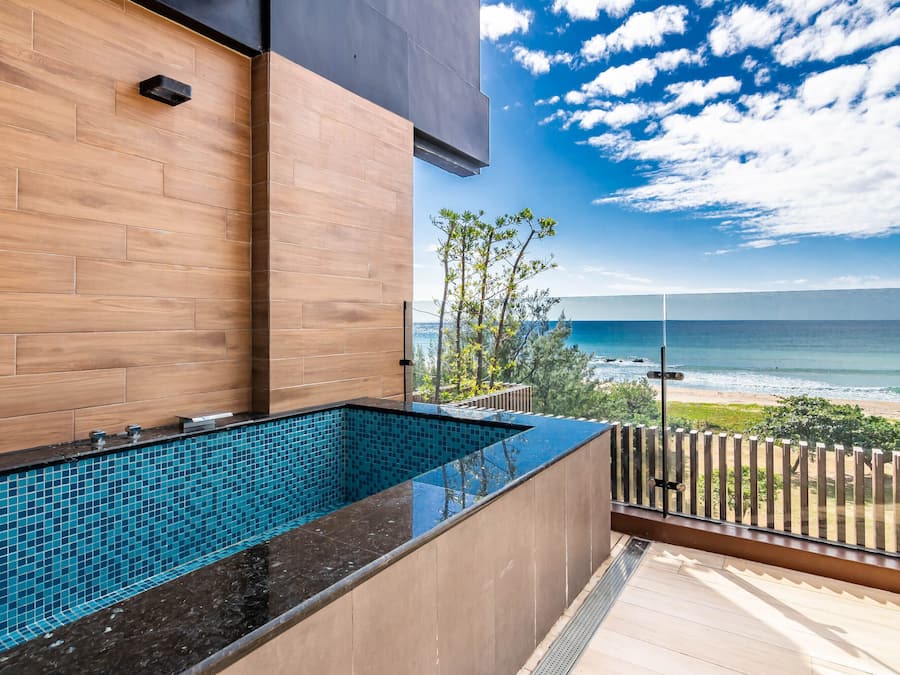 Desk, soundproofing, free WiFi, bed sheets