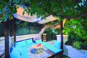 Outdoor pool, pool umbrellas, sun loungers - Villa Zara (Kas)