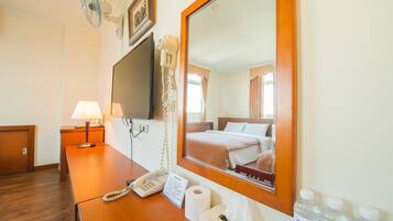 Habitación cuádruple clásica, 2 camas dobles, no fumadores | Escritorio, cortinas opacas, cunas gratuitas y wifi gratis