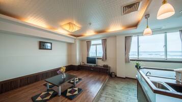 Habitación de lujo doble, 1 cama doble, no fumadores | Baño | Artículos de higiene personal gratuitos, secador de pelo y zapatillas