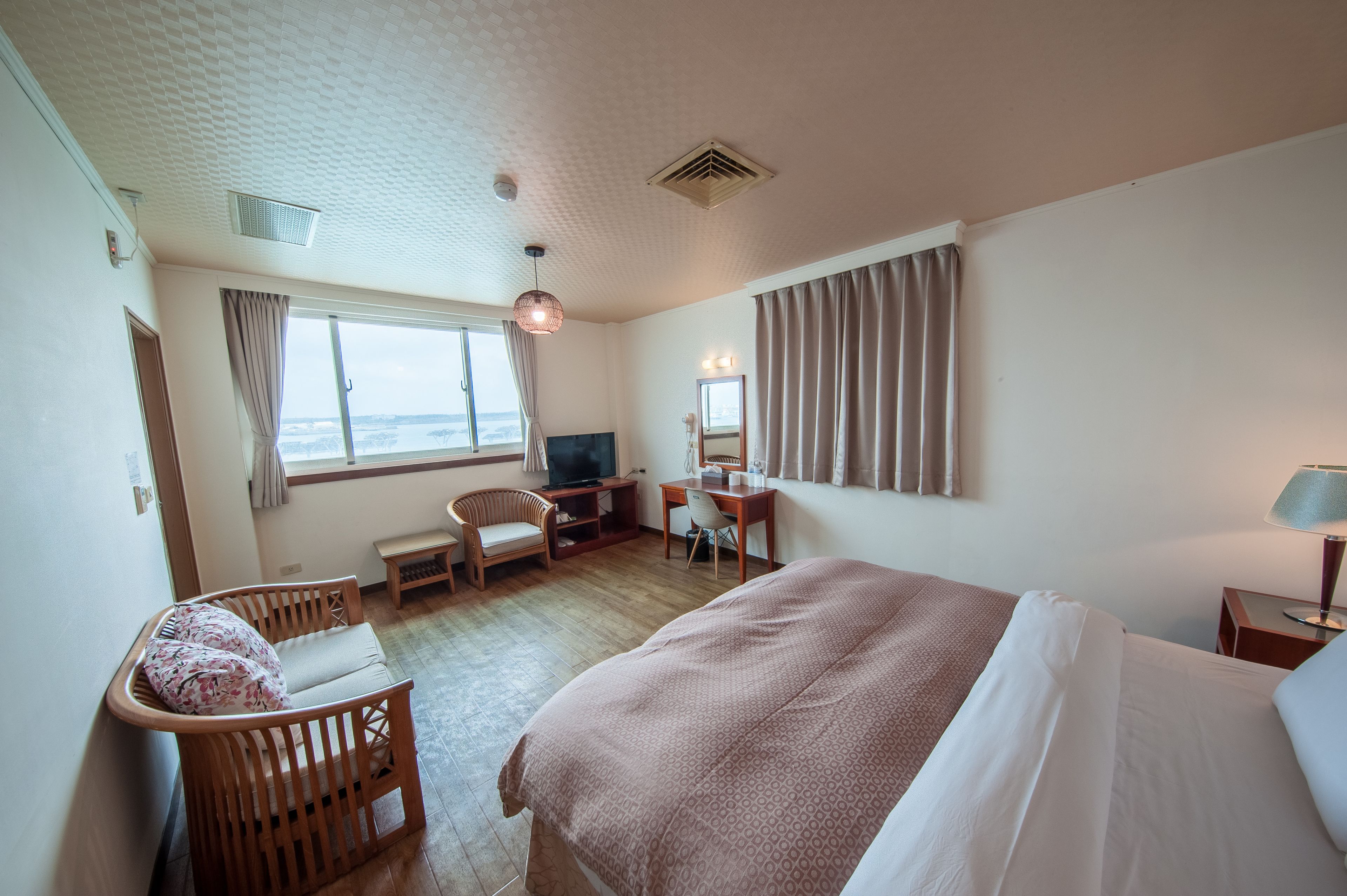 Chambre Double Luxe, 1 lit double, non-fumeurs | Salle de bain | Articles de toilette gratuits, sèche-cheveux, chaussons