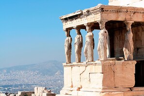 Un temple grec clàssic amb columnes dòriques i un friu.