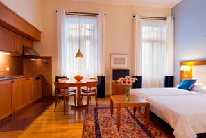 1 quarto, roupas de cama antialérgicas, frigobar, cofres nos quartos