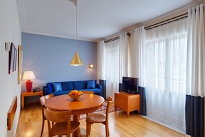 プレミアム アパートメント 1 ベッドルーム | リビング エリア | 薄型テレビ