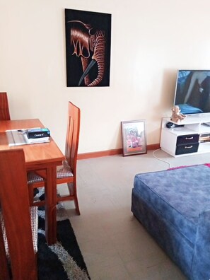 Flat-screen TV - Ramon Cozy Maisonette (Nairobi)