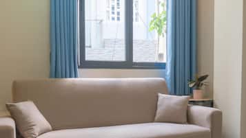 Exclusive Studio, 1 Queen Bed with Sofa bed, Non Smoking, Kitchenette | Living area