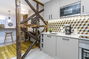 Studio, 1 Bedroom (1E) | Private kitchenette | Fridge, microwave, oven, stovetop - LxWay Apartments Santa Marta (Lisbon)