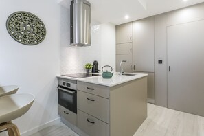 Estúdio, 1 quarto (3D) | Cozinha americana privada | Geladeira, micro-ondas, fogão, cooktop