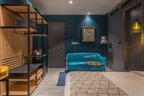 Deluxe-rum - 1 queensize-säng - icke-rökare | Duntäcken, minibar och värdeförvaringsskåp på rummet
