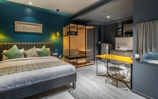 Estudio | Edredones de plumas, minibar, caja fuerte y cortinas opacas