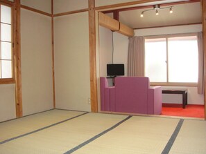 Triple Room | Desk, free WiFi, bed sheets - Lodge Hunter (Myoko)
