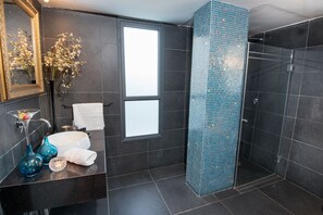 Junior Suite, 2 Bedrooms | Desk, free cribs/infant beds, free WiFi, bed sheets