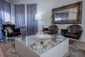 Escritorio, cunas gratuitas, wifi gratis y ropa de cama 