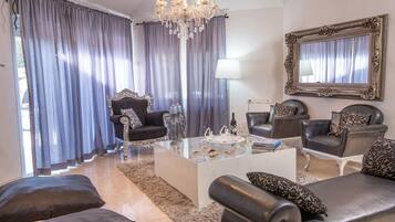 Grand Suite, 3 Bedrooms | Desk, free cribs/infant beds, free WiFi, bed sheets