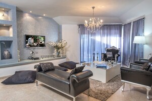 Escritorio, cunas gratuitas, wifi gratis y ropa de cama 