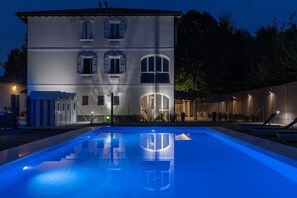 Voorkant accommodatie - avond/nacht