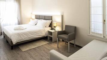 Junior-Vierbettzimmer, Gartenblick | Minibar, Zimmersafe, Schreibtisch, schallisolierte Zimmer