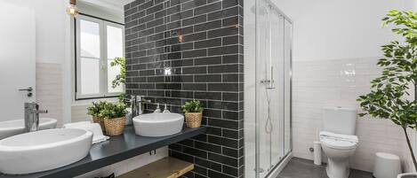 Departamento, 1 habitación (2D) | Baño | Regadera, secadora de cabello, toallas, jabón