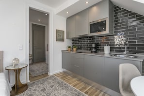 Appartement, 1 chambre (3E) | Coin cuisine privé | Réfrigérateur, micro-ondes, plaque de cuisson, lave-vaisselle