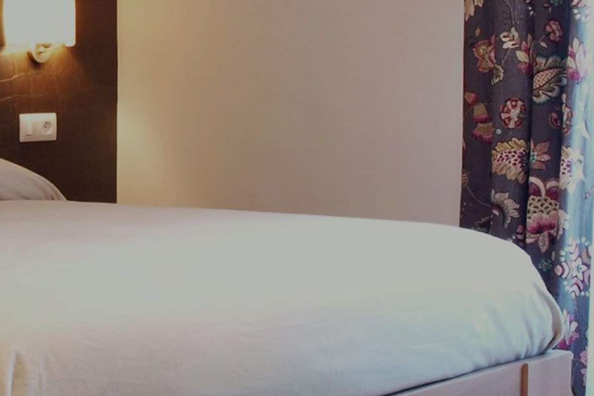 Free cots/infant beds, free WiFi, bed sheets