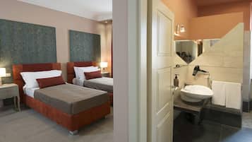 Double Room, Ensuite | 1 bedroom, pillowtop beds, in-room safe, laptop workspace