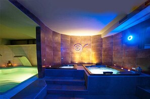 Salas de tratamiento para parejas, sauna y tina de hidromasaje