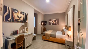 コンフォート トリプルルーム エンスイート | ピロートップベッド、セーフティボックス (室内)、ノートパソコン用作業スペース、WiFi (無料)