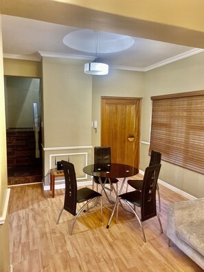 City Apartment, 3 Bedrooms | In-room dining - Beautiful Apartment in Century City (Cape Town)