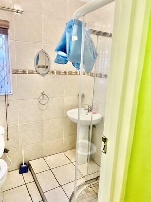 Appartement Ville, 3 chambres | Salle de bain | Douche, articles de toilette gratuits, sèche-cheveux