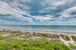 On the beach - Classy, Clean & Elegant Oceanfront 'Penthouse' ~ (Surfside Beach)