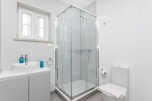 Apartamento, 1 habitación (3º) | Baño | Ducha, secador de pelo y toallas