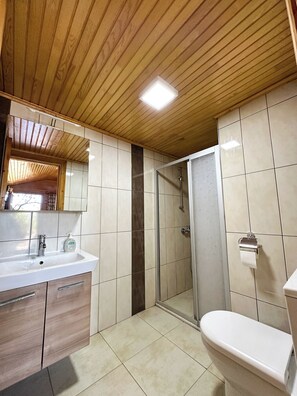 Douche, sèche-cheveux, serviettes fournies