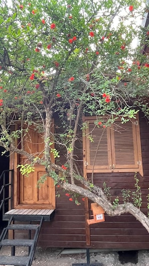 Einnar hæðar einbýlishús - útsýni yfir garð | 1 svefnherbergi, rúmföt af bestu gerð, straujárn/strauborð