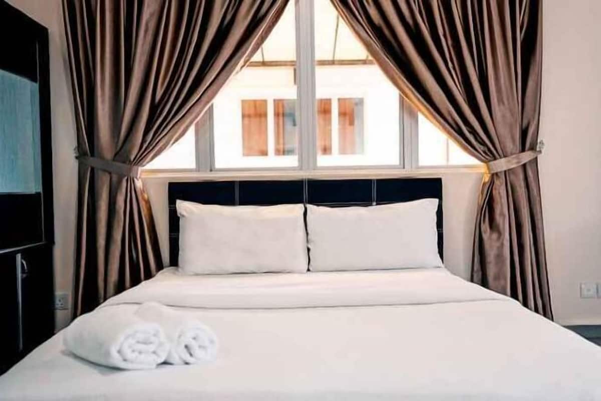 2 bedrooms, individually furnished, blackout curtains, soundproofing