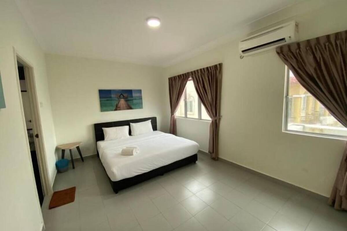 2 habitaciones, muebles diferentes, cortinas blackout y insonorización