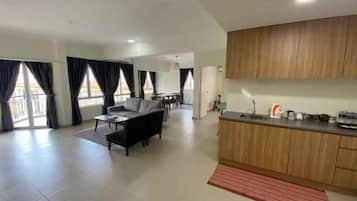 2 chambres, ameublement unique, rideaux d’obscurcissement