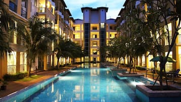 13 outdoor pools