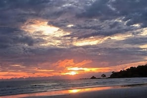 A beach with a sunset and clouds. - Tiara Desaru Seaview Residence (Bandar Penawar)