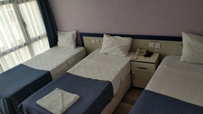 Triple Room | Minibar, in-room safe, desk, free WiFi - Akkus Hotel (Istanbul)