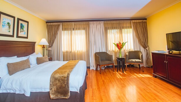 Superior Room (Village ) | Peti besi dalam bilik, meja, seterika/papan seterika 