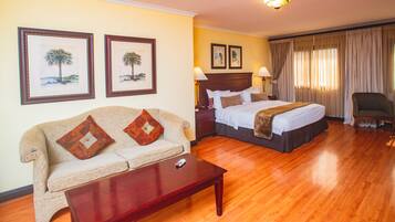 Camera Superior (Village ) | Una cassaforte in camera, una scrivania, ferro/asse da stiro