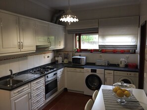 Apartment, 3 Schlafzimmer, Gartenblick | Eigene Küche | Großer Kühlschrank, Mikrowelle, Ofen, Herdplatte