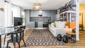 A modern apartment with a kitchen, dining area, and living room. - LxWay Lisboa aos Poiais (Lisbon)