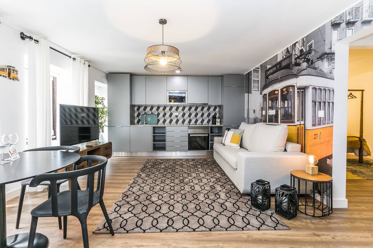 Eine moderne Wohnung mit Küche, Essbereich und Wohnzimmer.